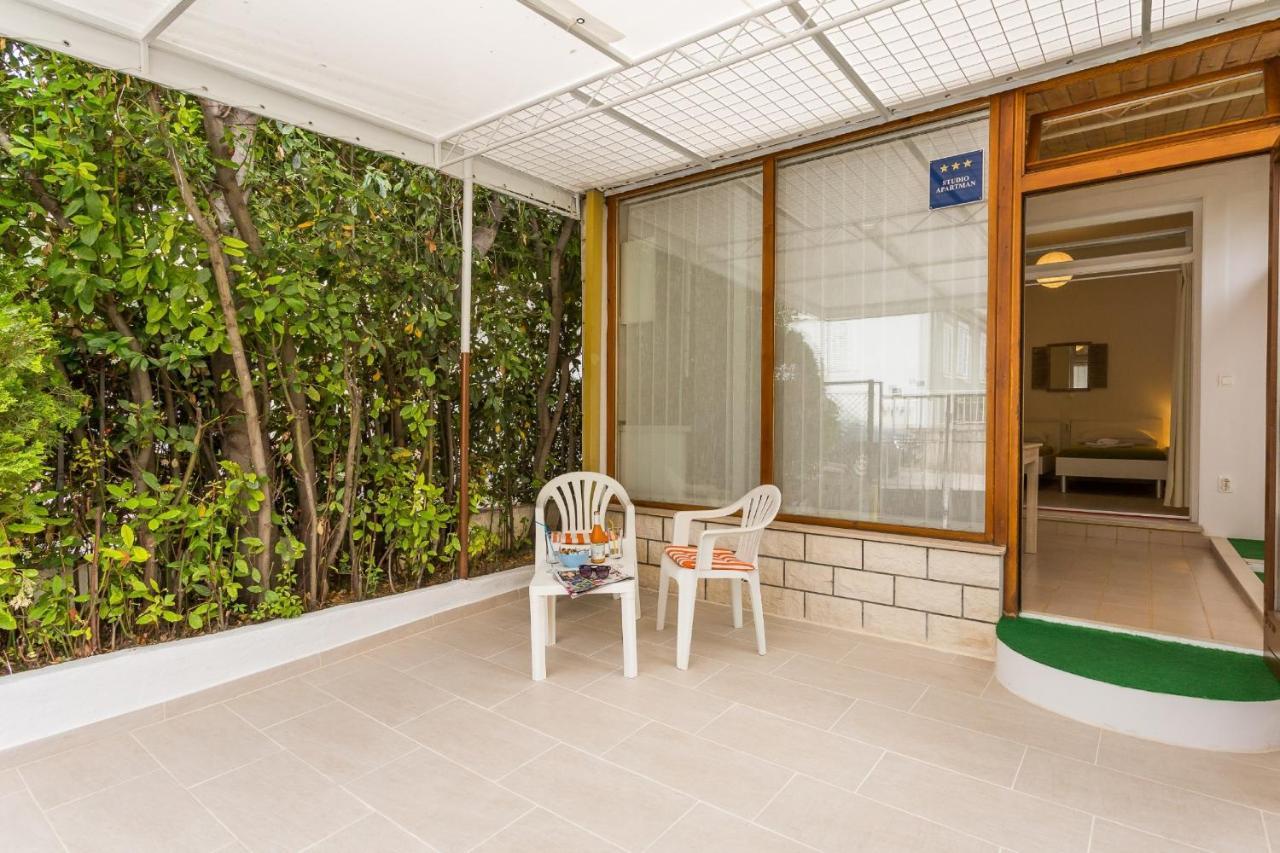 Comfortable Modern Studio With Shaded Patio Split Exterior photo